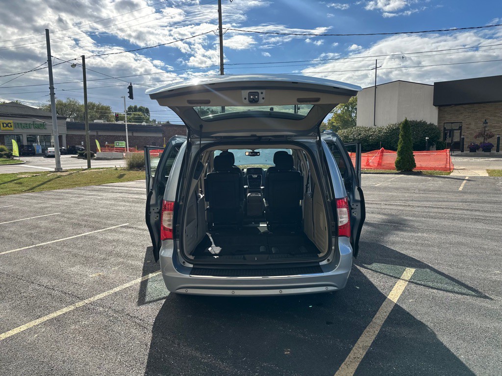 2013 Chrysler Town & Country Image 27