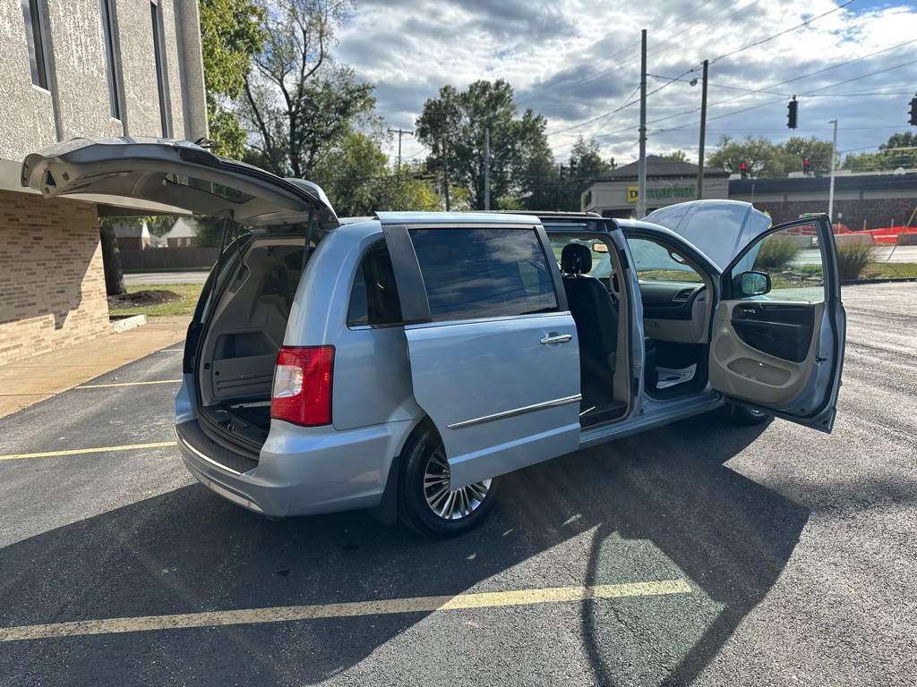 2013 Chrysler Town & Country Image 28