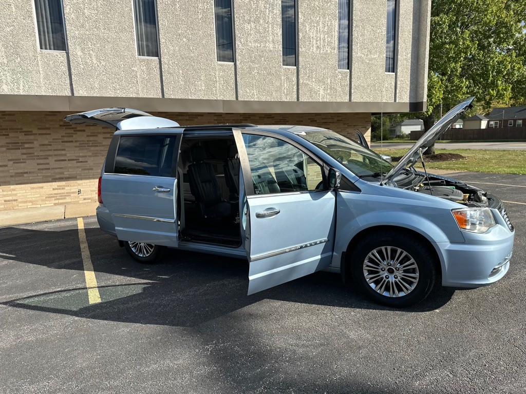 2013 Chrysler Town & Country Image 29