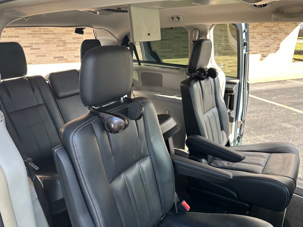 2013 Chrysler Town & Country Image 31