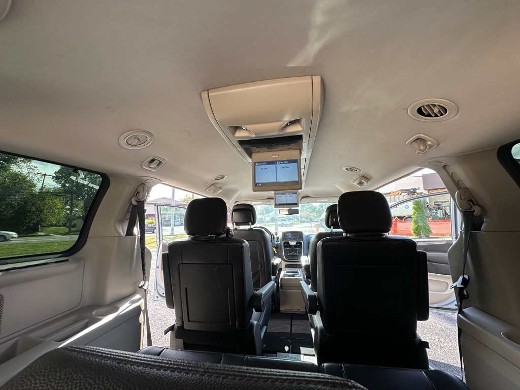 2013 Chrysler Town & Country Image 32