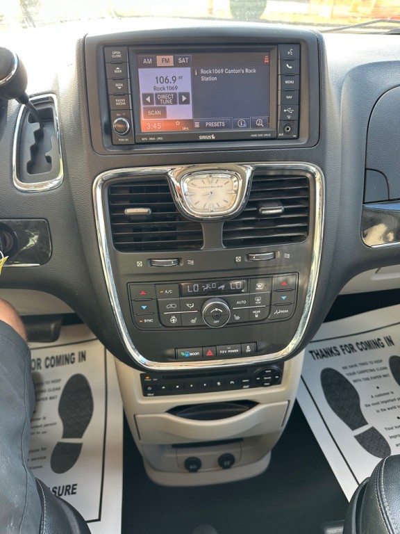 2013 Chrysler Town & Country Image 34