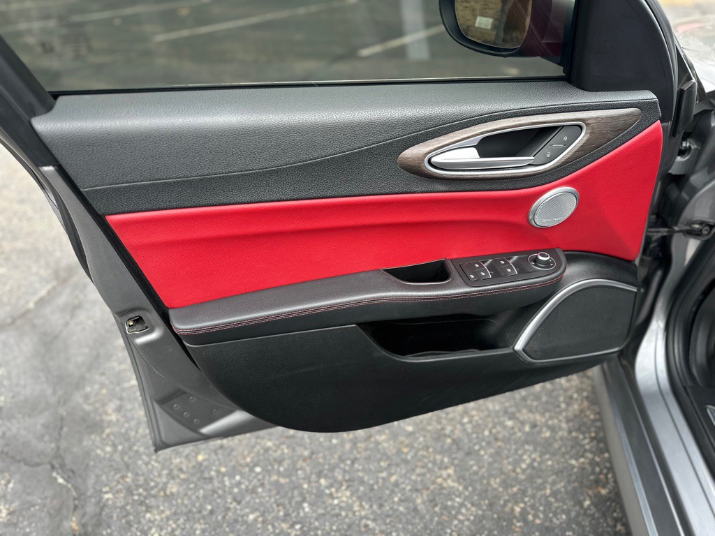 2018 Alfa Romeo Giulia Image 16