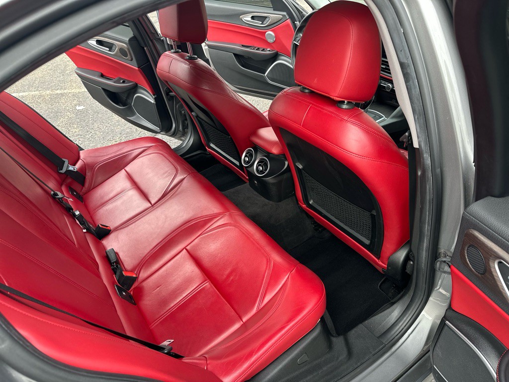 2018 Alfa Romeo Giulia Image 19