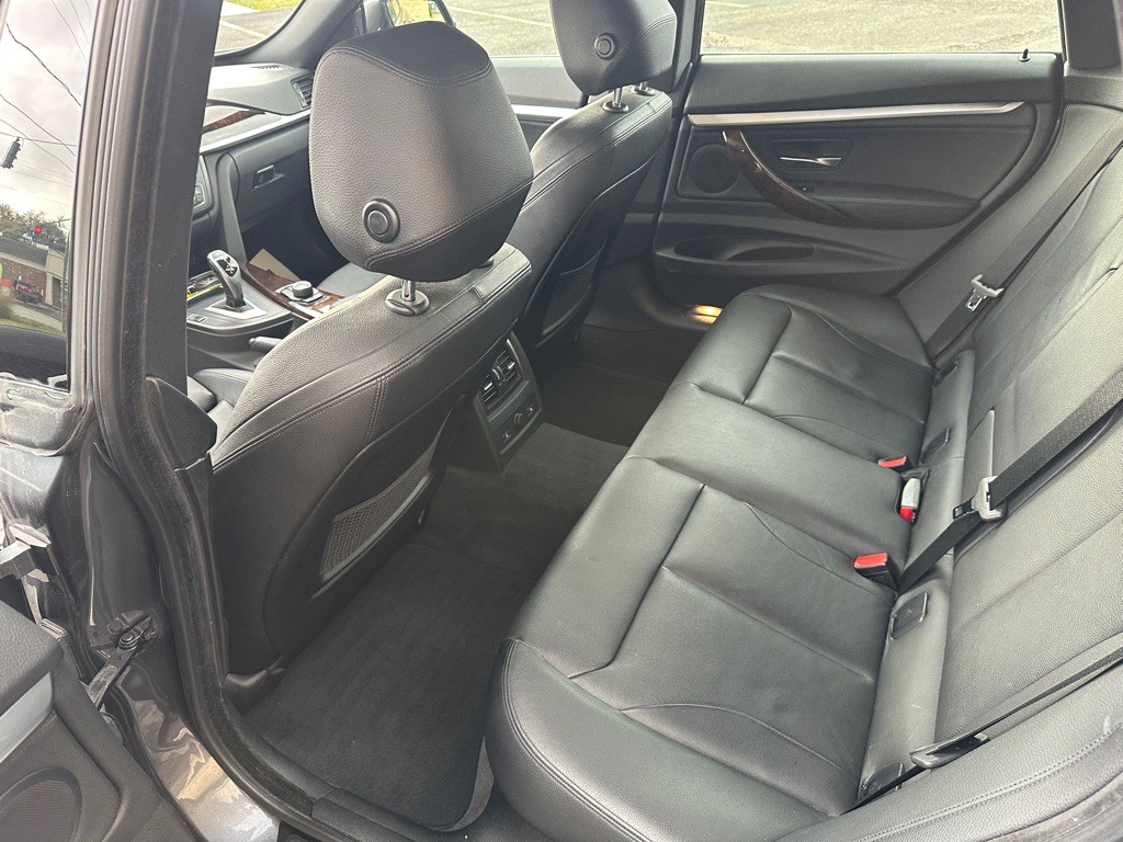 2016 BMW 3 Series Image 12