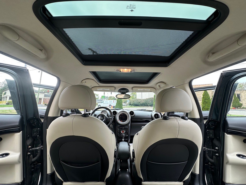 2012 MINI Cooper Image 18