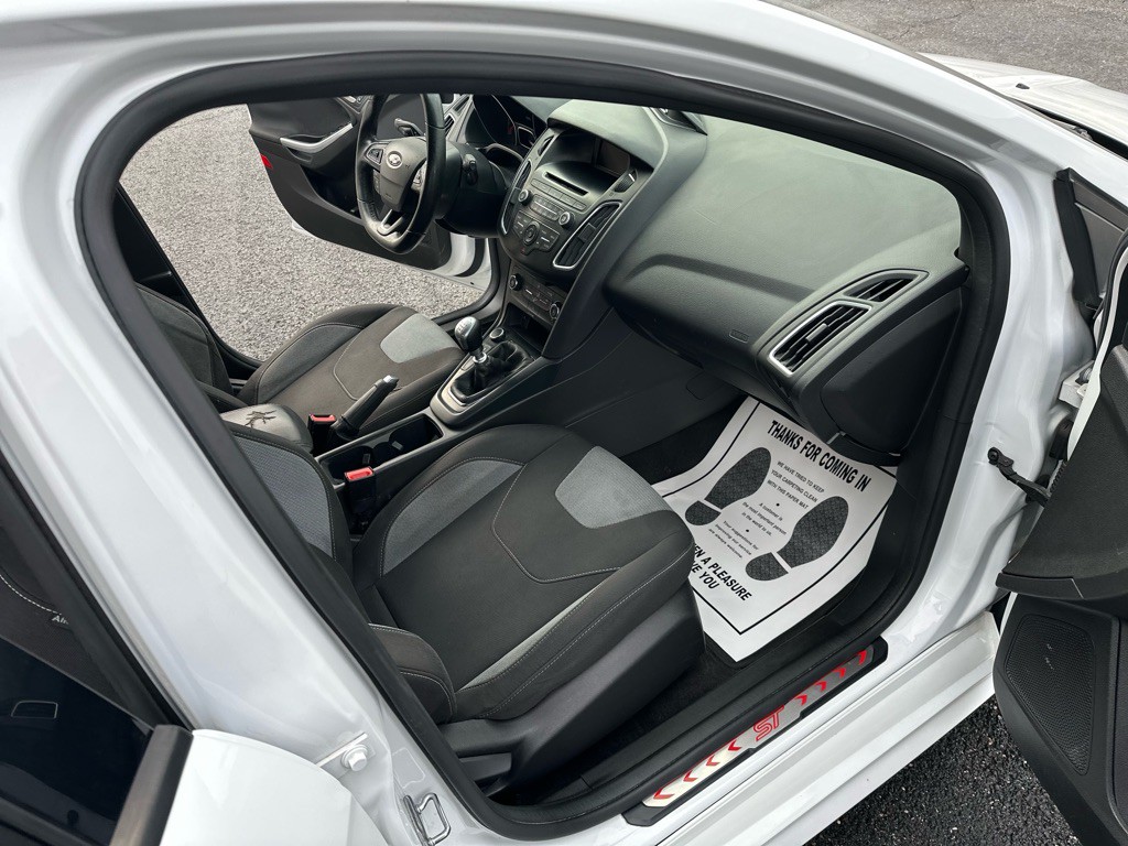 2017 Ford Focus Image 24