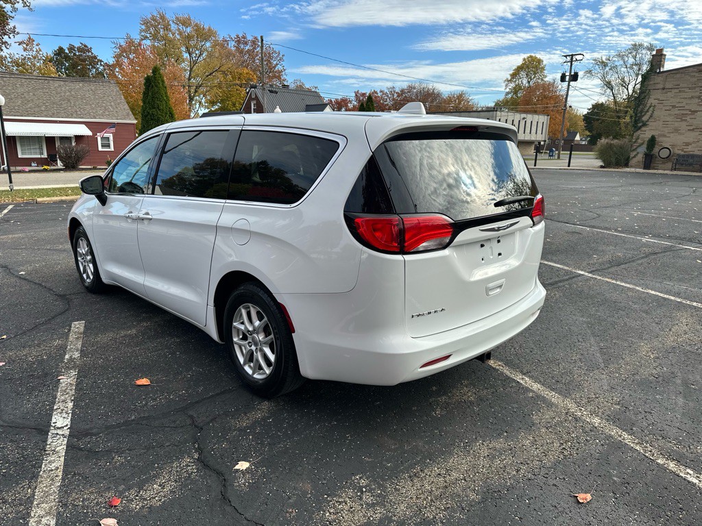 2017 Chrysler Pacifica Image 7