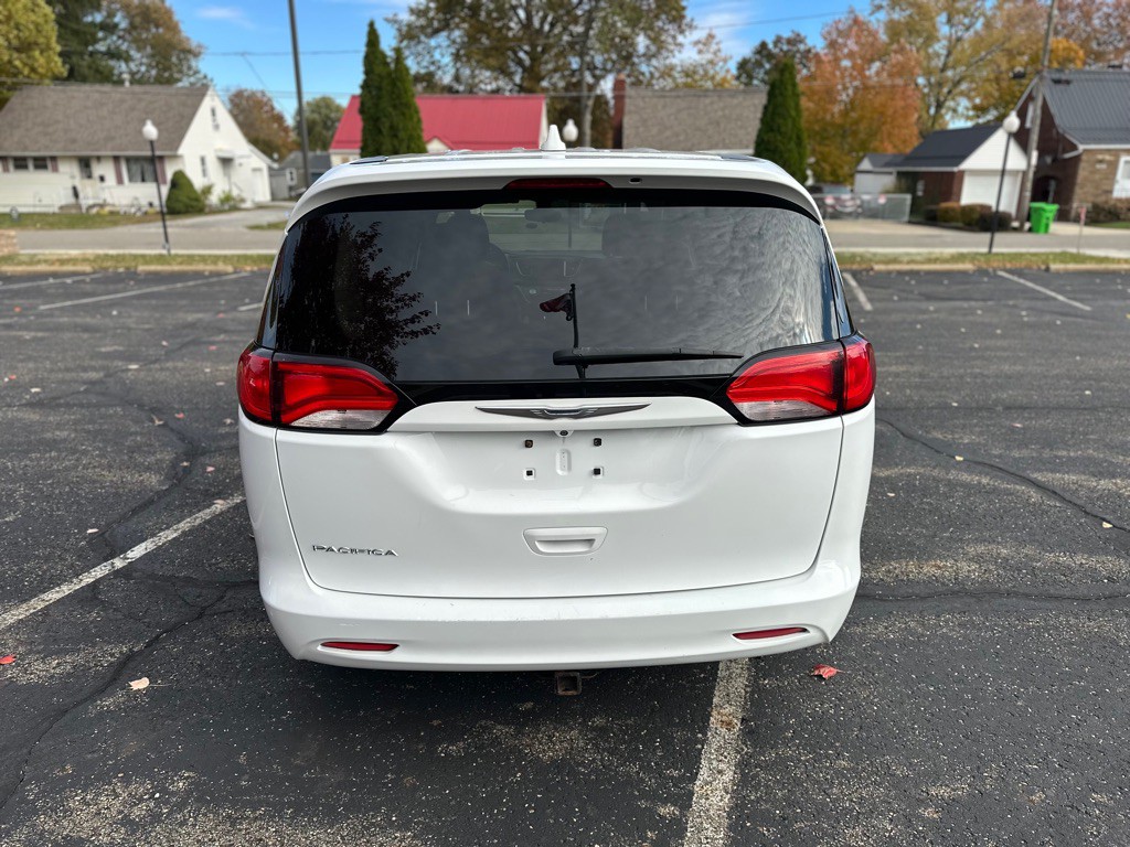 2017 Chrysler Pacifica Image 8