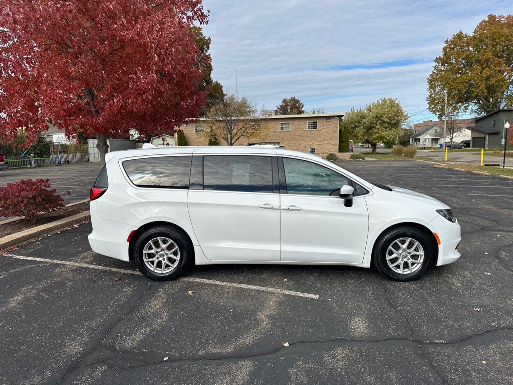 2017 Chrysler Pacifica Image 10