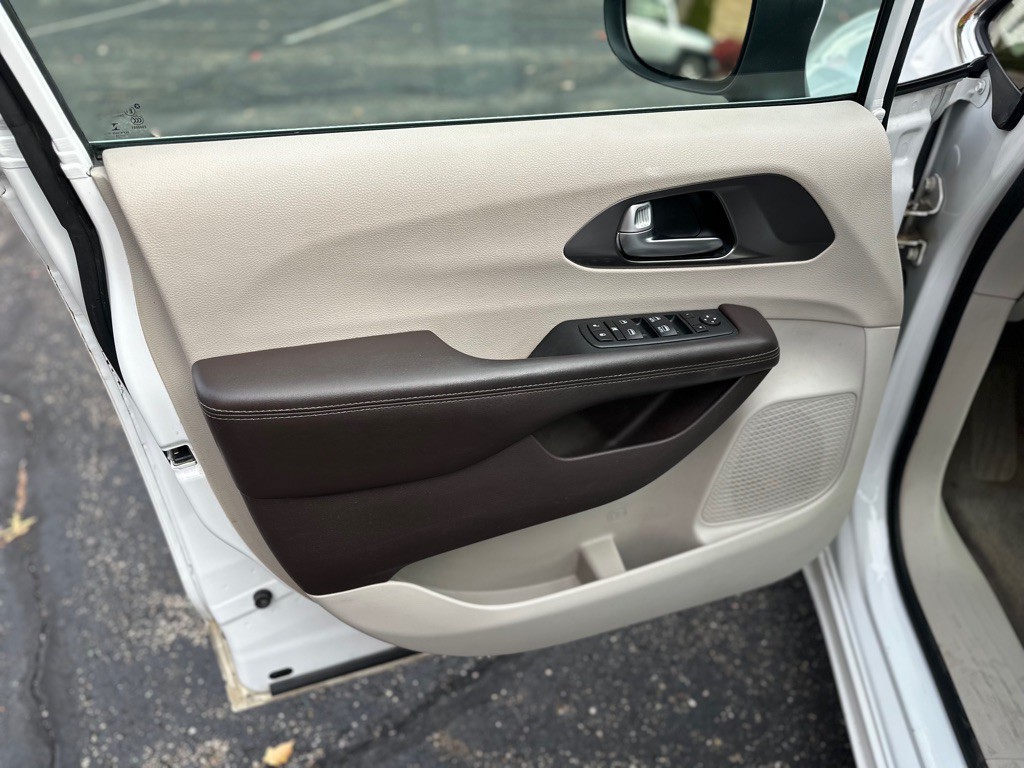 2017 Chrysler Pacifica Image 12