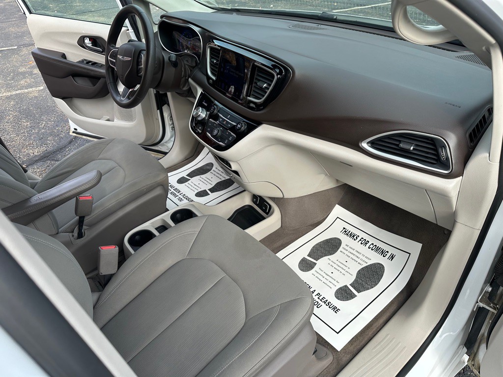 2017 Chrysler Pacifica Image 18
