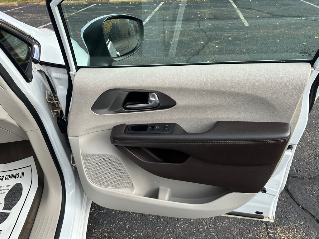 2017 Chrysler Pacifica Image 19