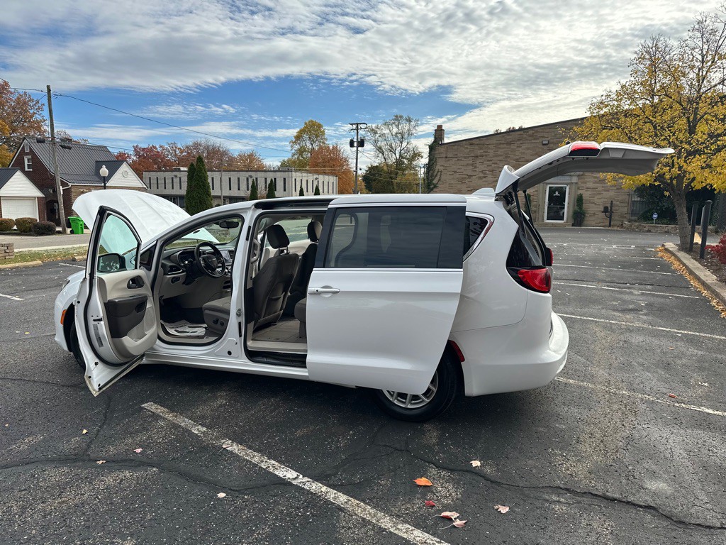 2017 Chrysler Pacifica Image 25