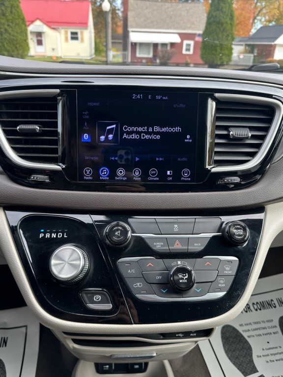 2017 Chrysler Pacifica Image 29