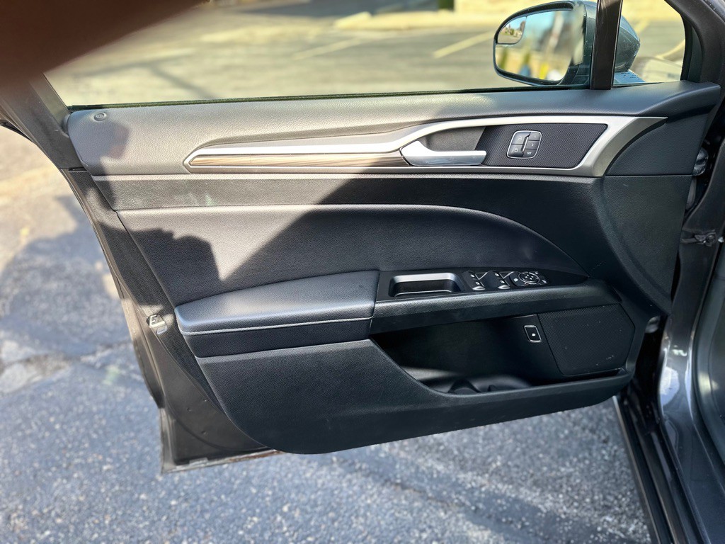 2017 Ford Fusion Image 16