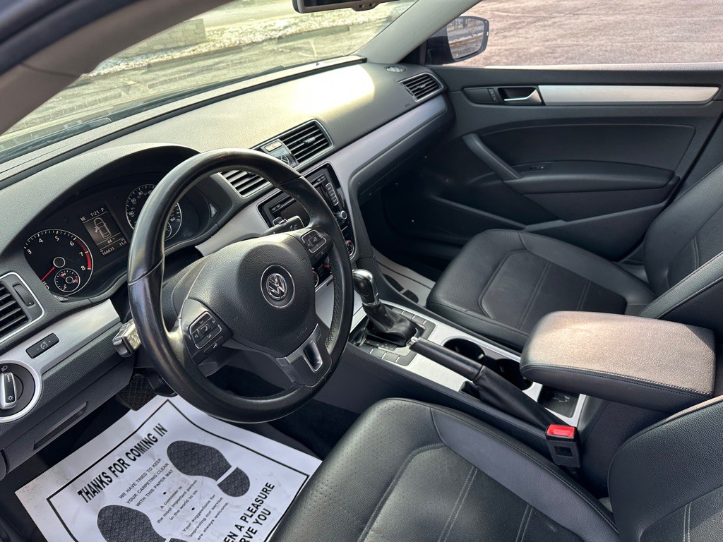 2013 Volkswagen Passat Image 16