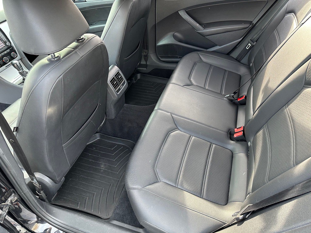 2013 Volkswagen Passat Image 17
