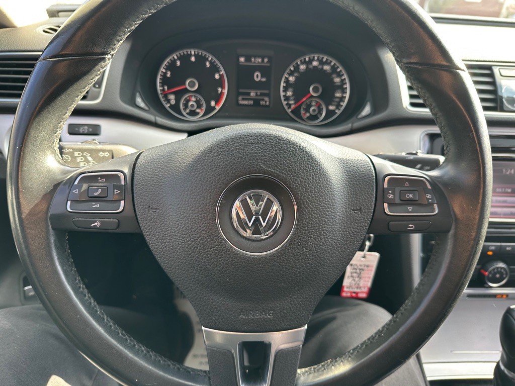 2013 Volkswagen Passat Image 30