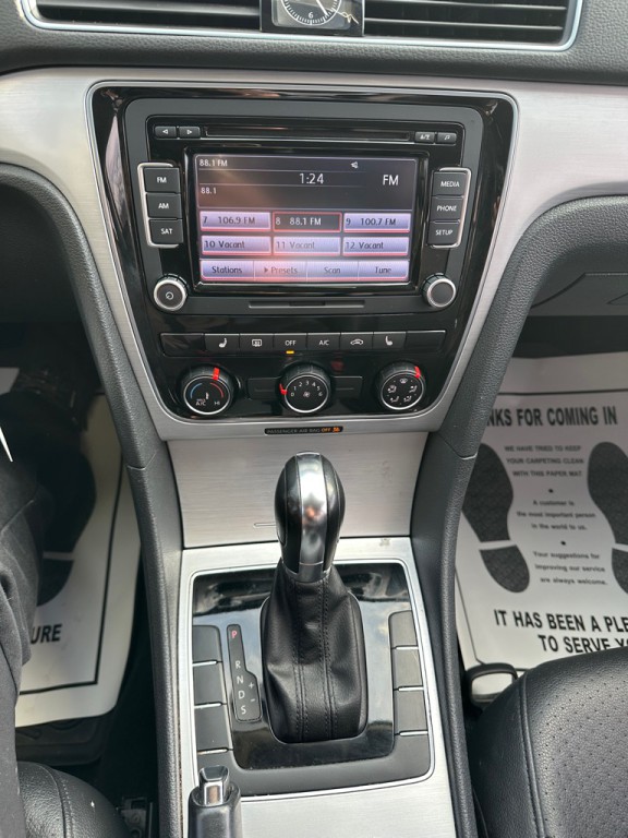 2013 Volkswagen Passat Image 31