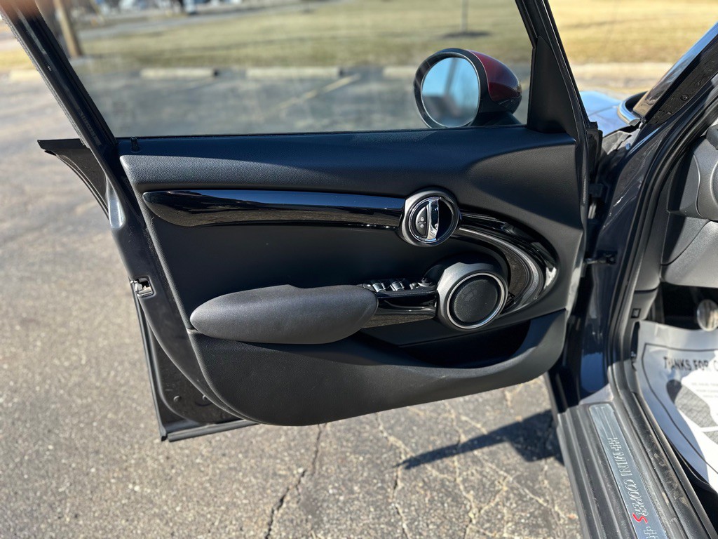 2015 MINI Cooper Image 12