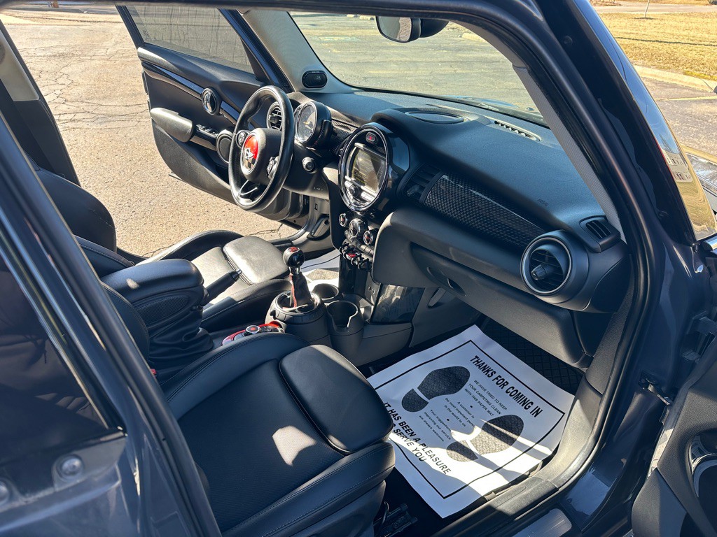 2015 MINI Cooper Image 17