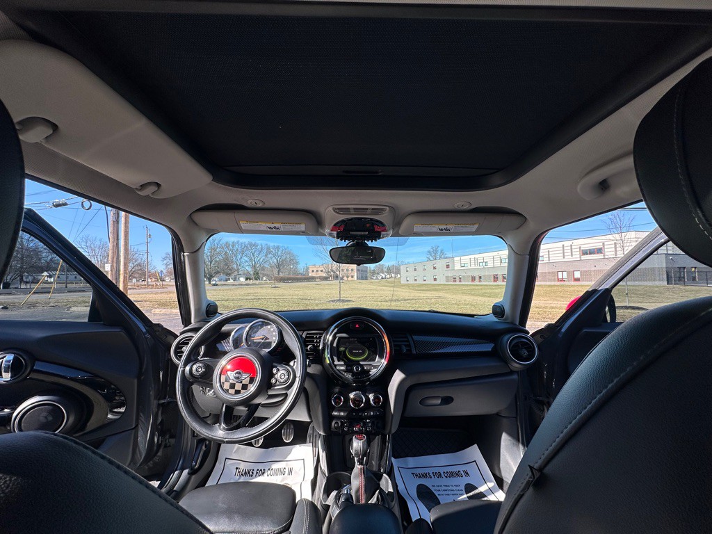 2015 MINI Cooper Image 18