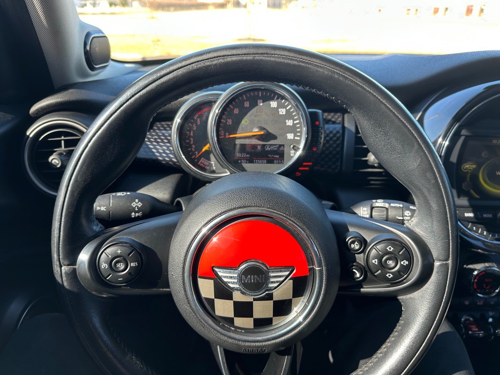 2015 MINI Cooper Image 32