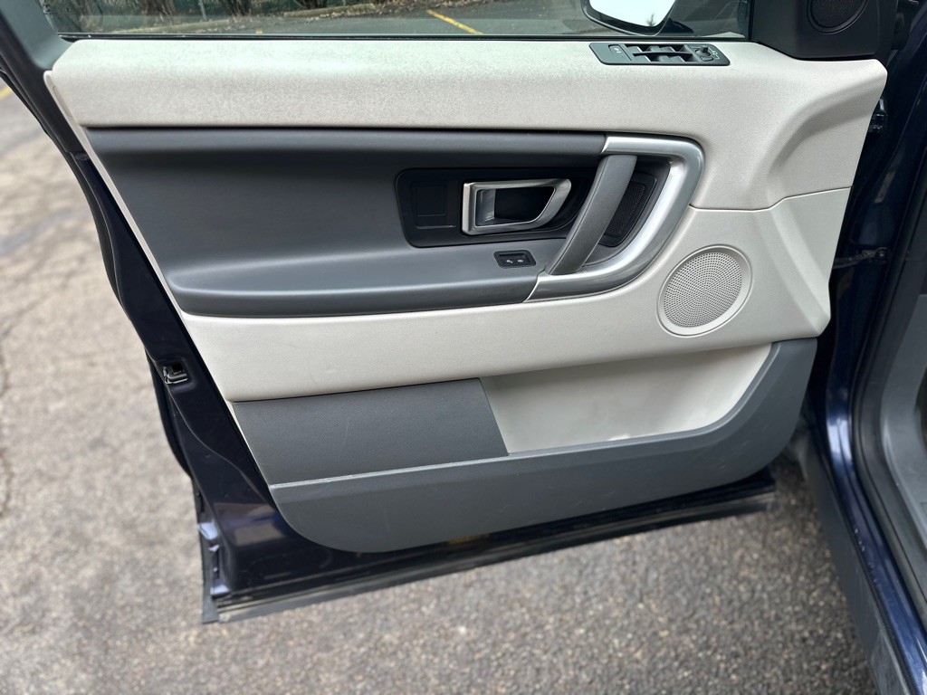 2017 Land Rover Discovery Sport Image 16