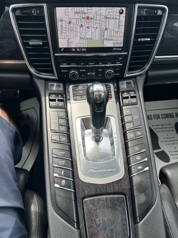 2014 Porsche Panamera Image 38