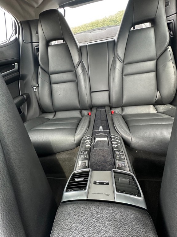 2014 Porsche Panamera Image 39