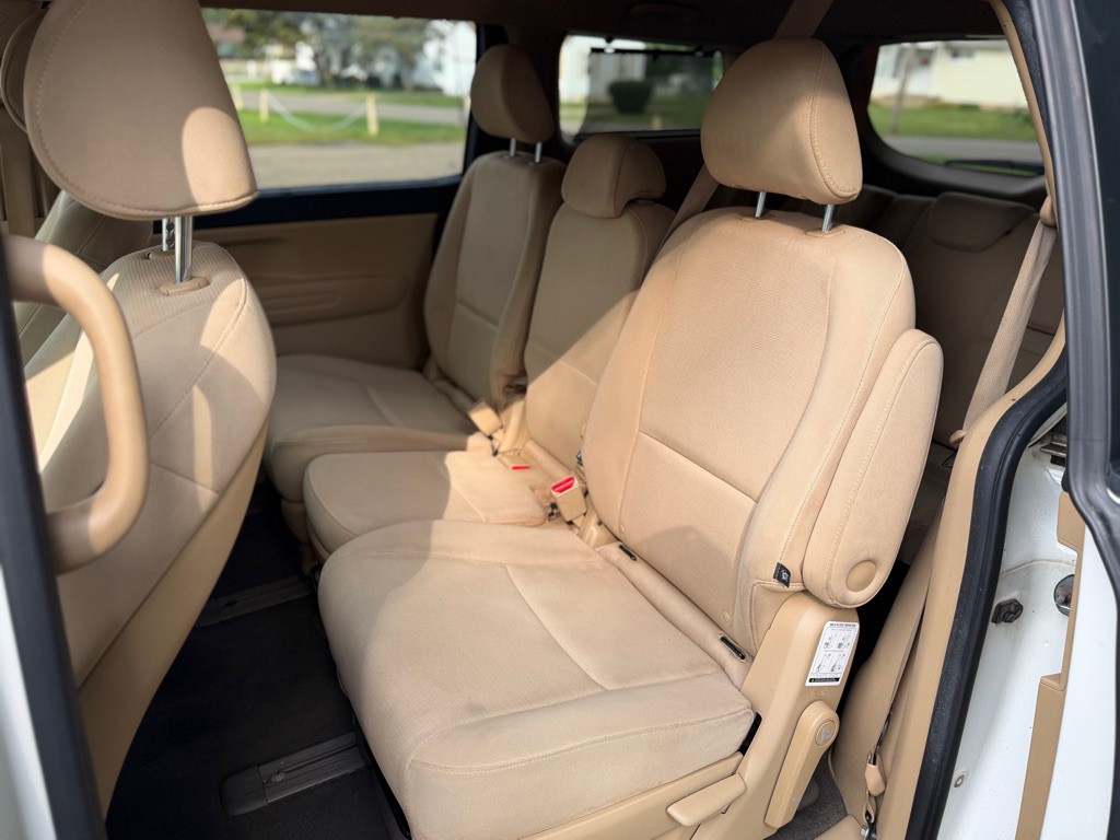 2015 Kia Sedona Image 16