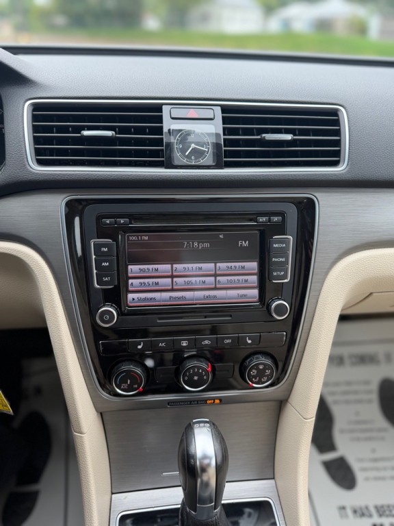 2014 Volkswagen Passat Image 28