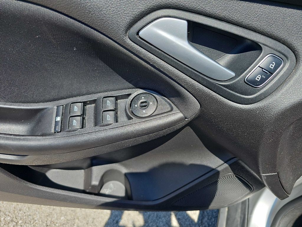 2017 Ford Focus Image 38