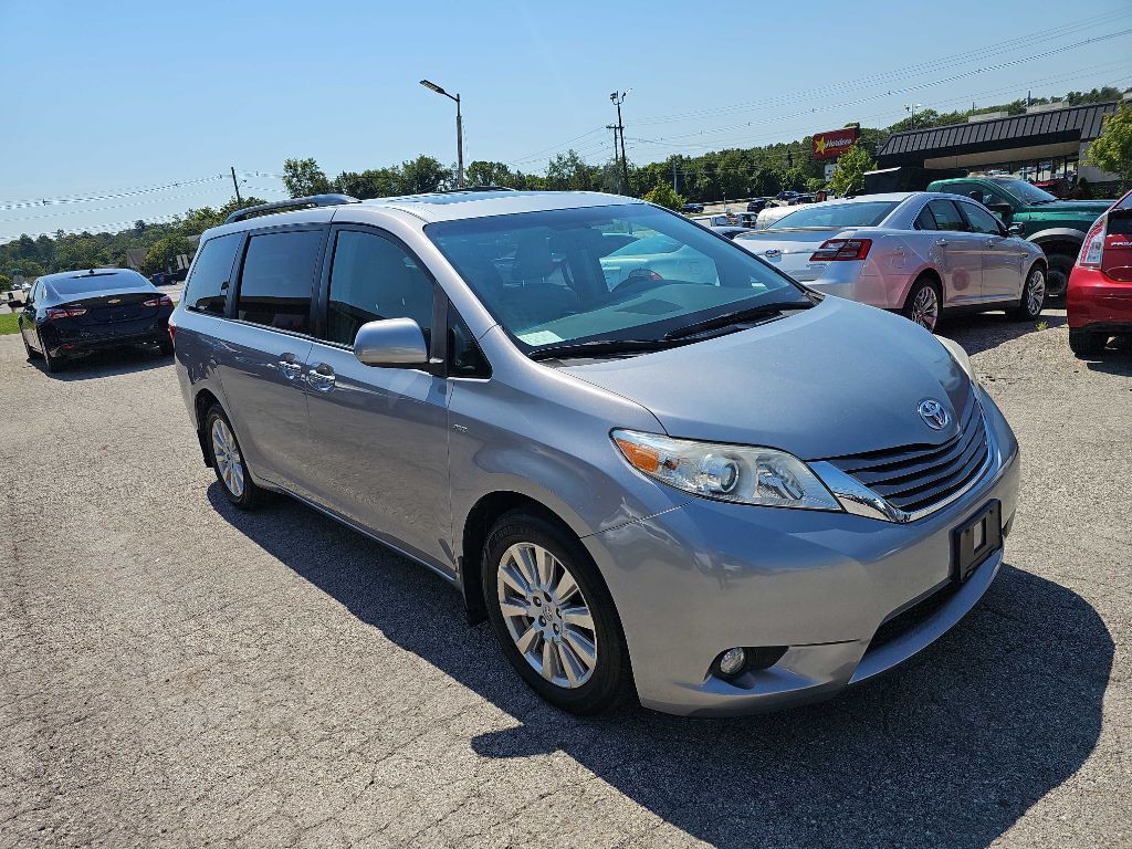 2017 Toyota Sienna Image 6