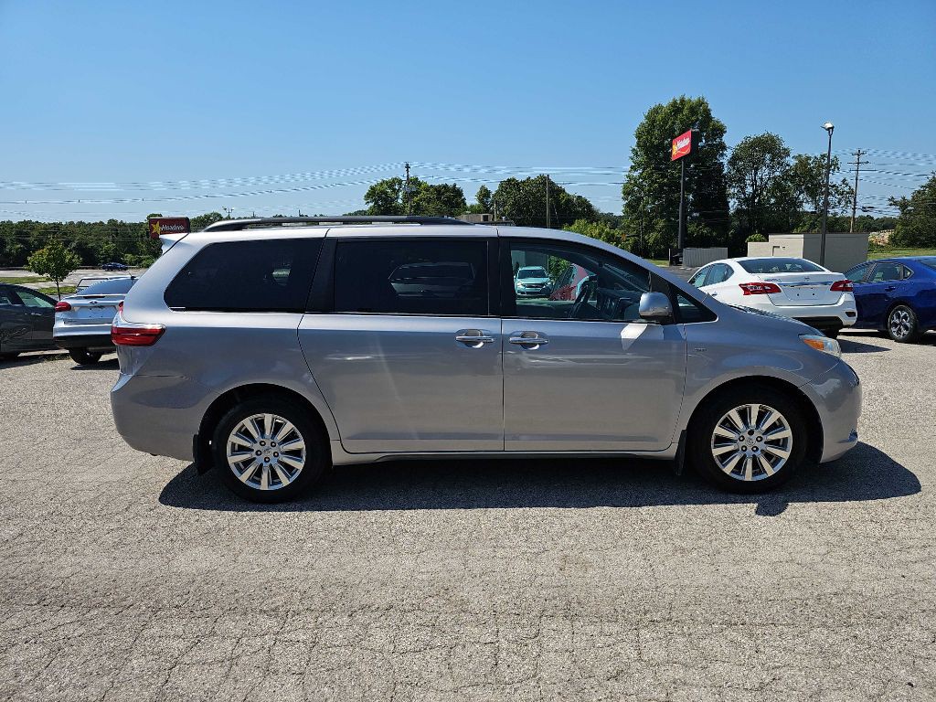 2017 Toyota Sienna Image 7
