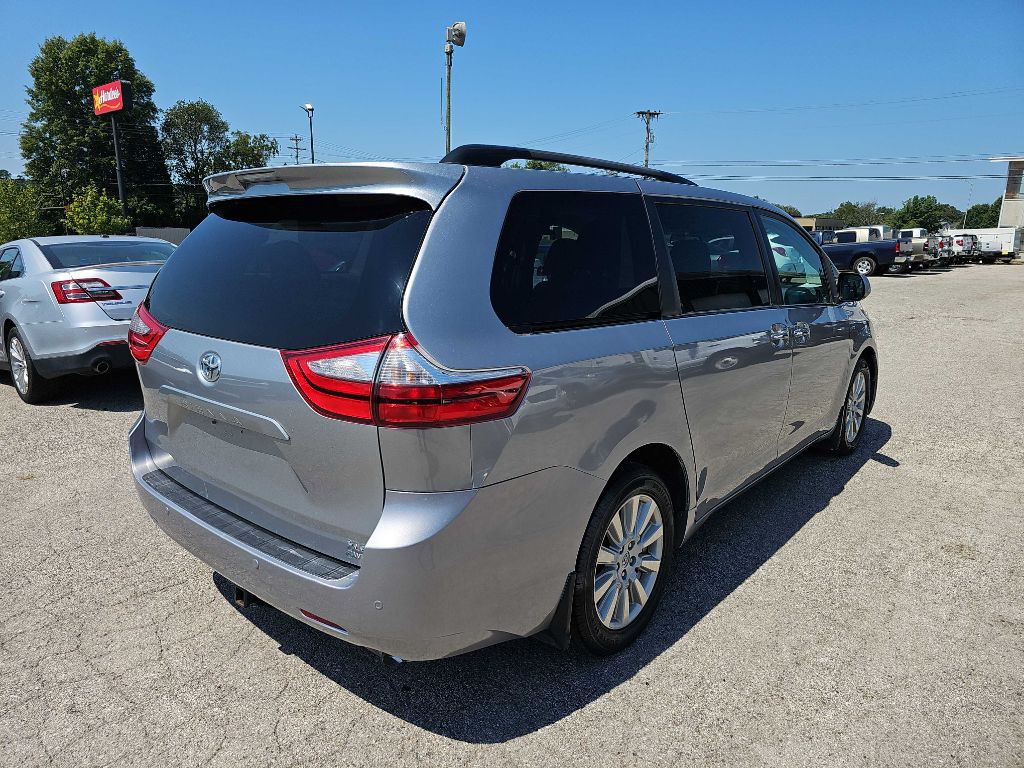2017 Toyota Sienna Image 8