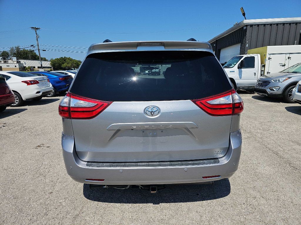 2017 Toyota Sienna Image 9