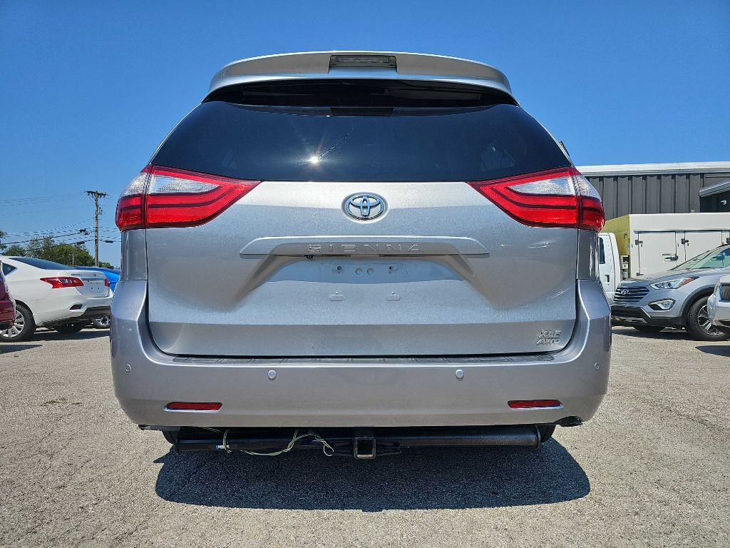 2017 Toyota Sienna Image 10