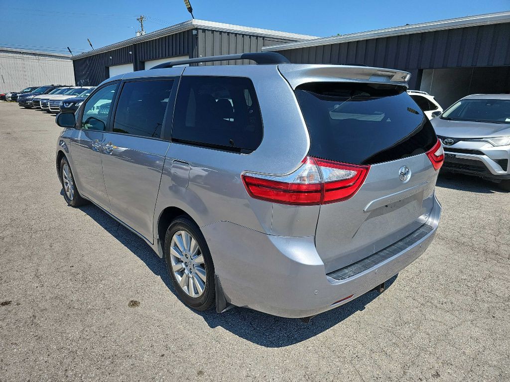 2017 Toyota Sienna Image 11