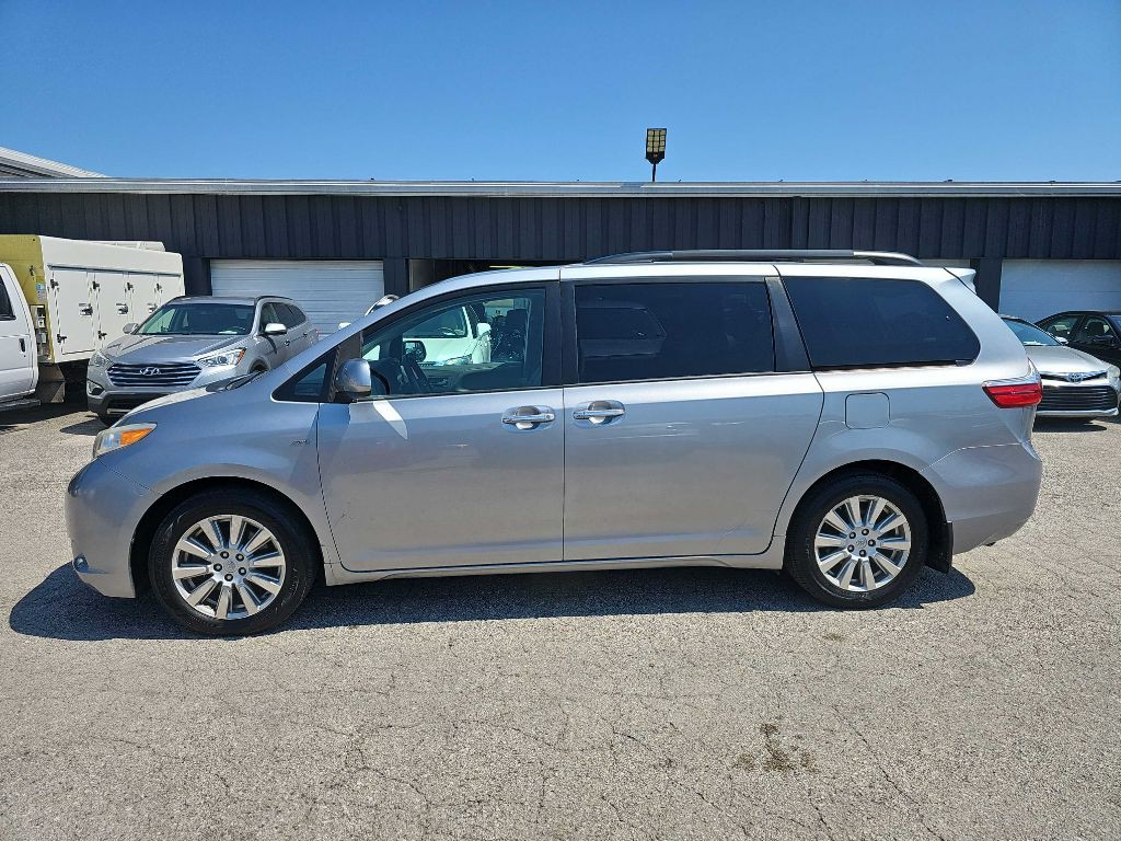2017 Toyota Sienna Image 13