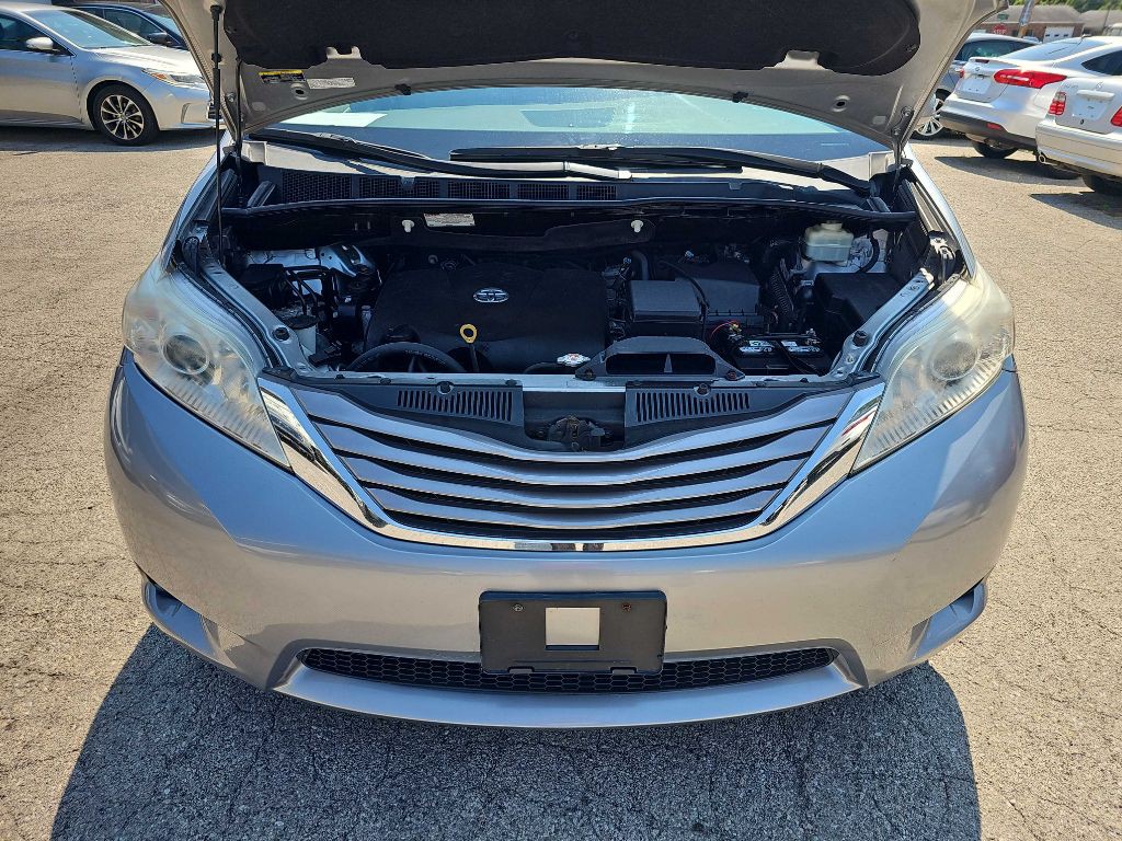 2017 Toyota Sienna Image 22