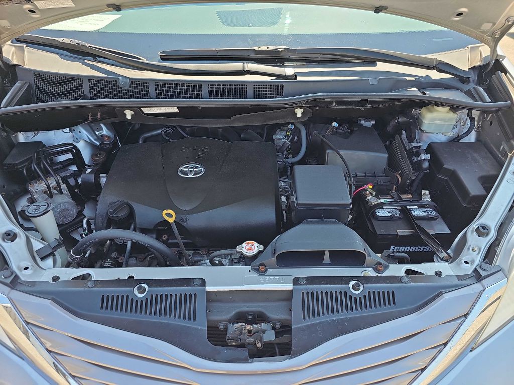 2017 Toyota Sienna Image 23
