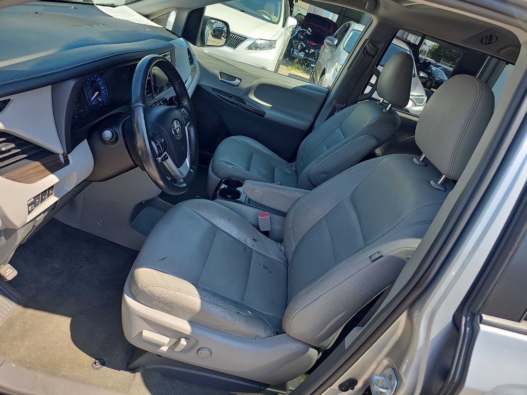 2017 Toyota Sienna Image 25