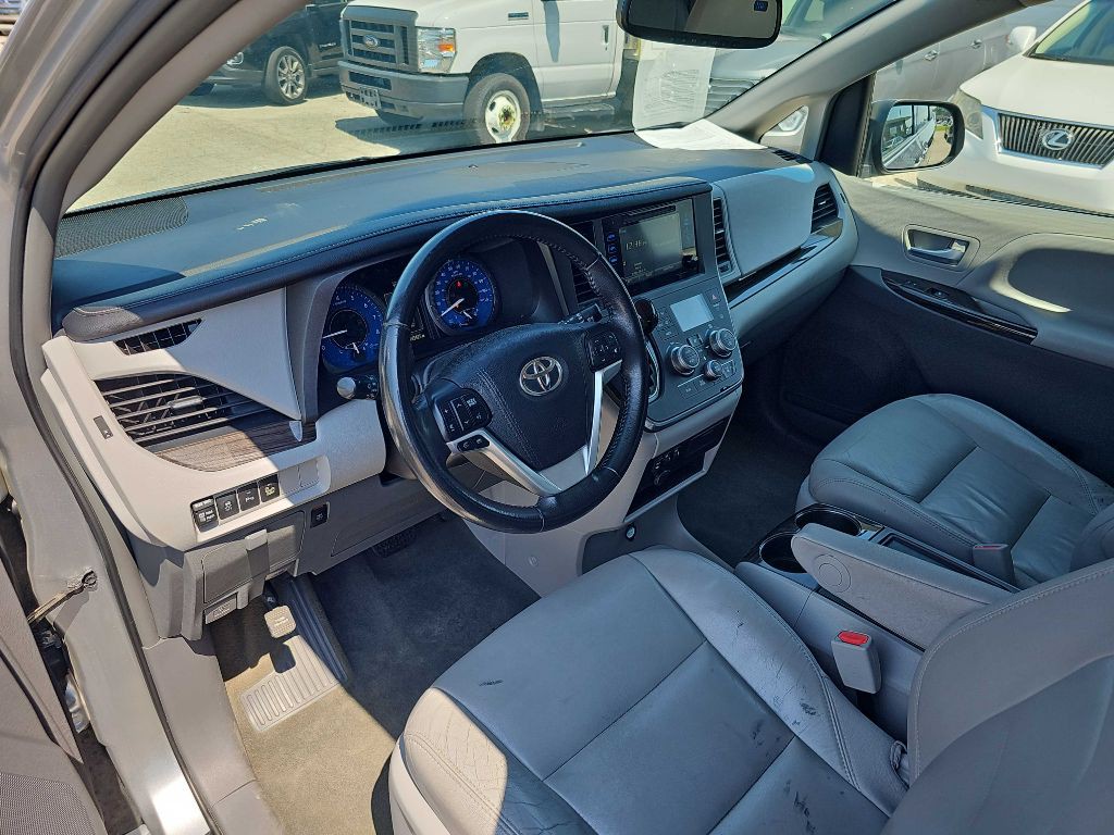 2017 Toyota Sienna Image 27