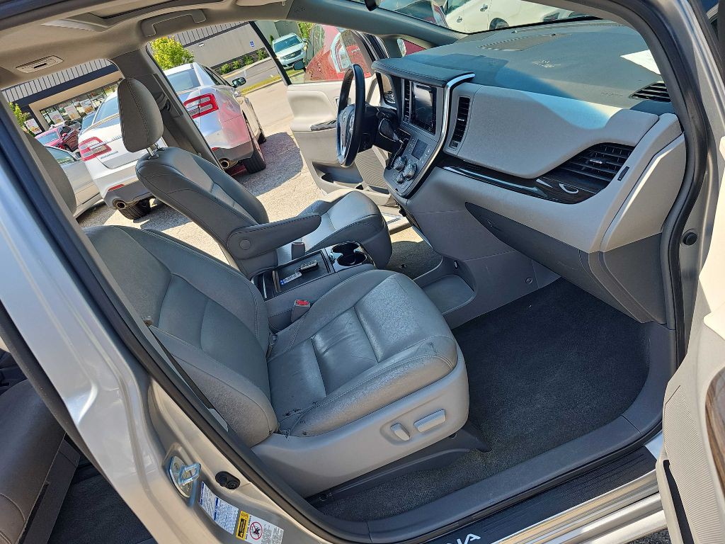2017 Toyota Sienna Image 28