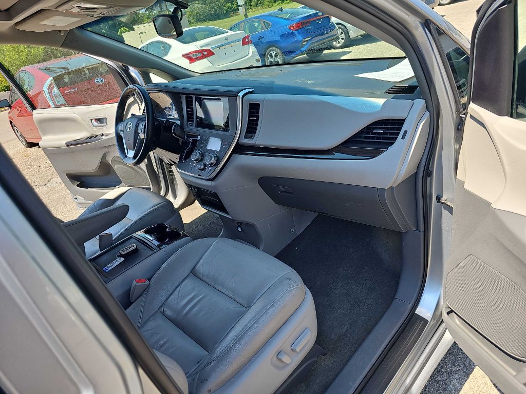 2017 Toyota Sienna Image 29
