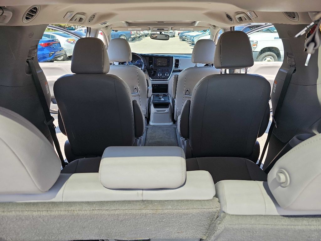 2017 Toyota Sienna Image 34