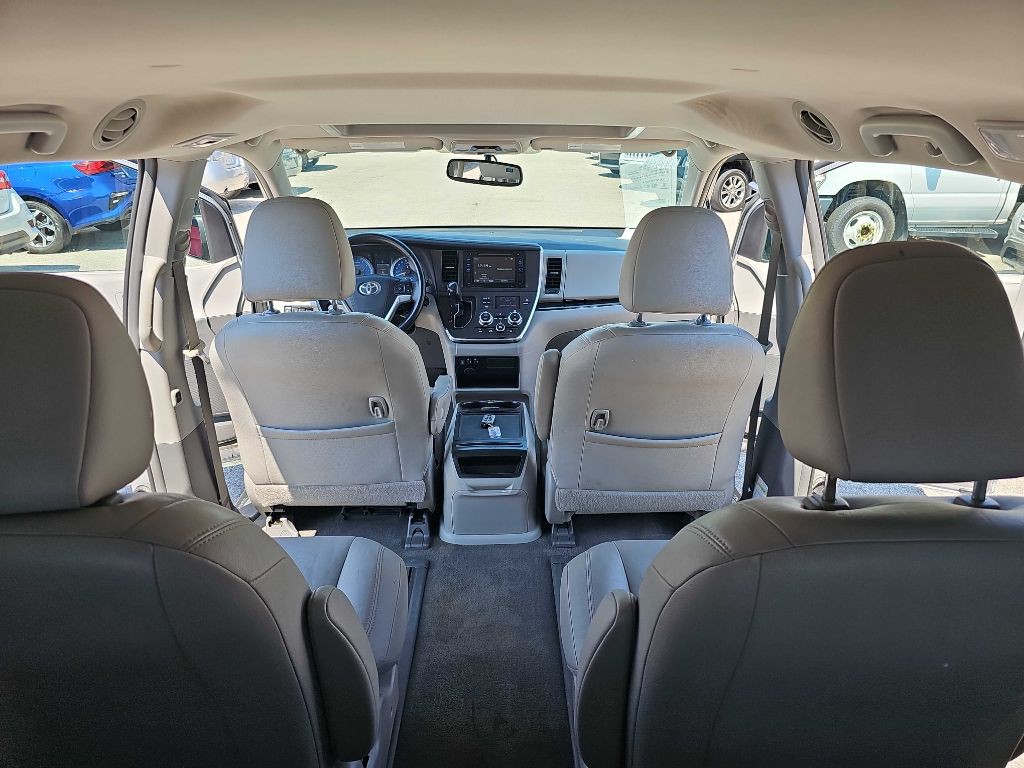 2017 Toyota Sienna Image 35