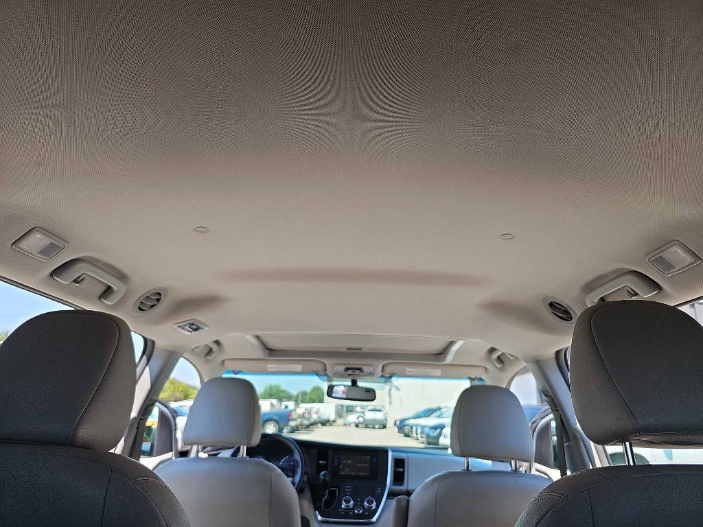 2017 Toyota Sienna Image 36